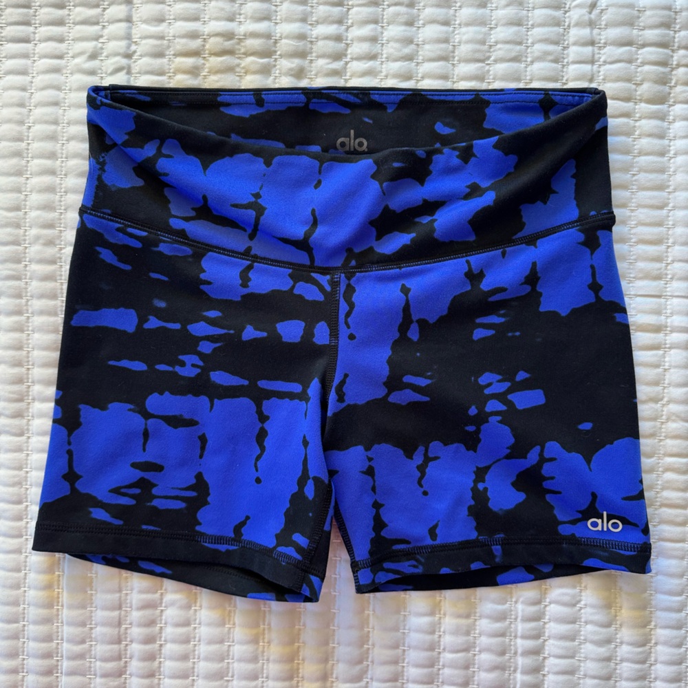 Alo yoga bike shorts! Size small.